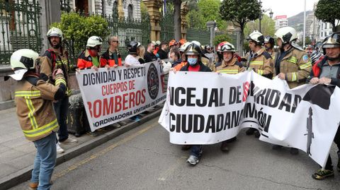Bomberos protestan en Oviedo