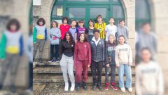 Alumnos del Colexio Fingoi ante la entrada del centro educativo