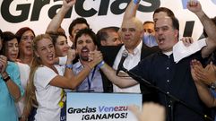 Aplastante victoria de la oposici�n en las elecciones de Venezuela. En la imagen, Lilian Tintori (esposa de Leopoldo L�pez) y otros opositores celebran la victoria. 