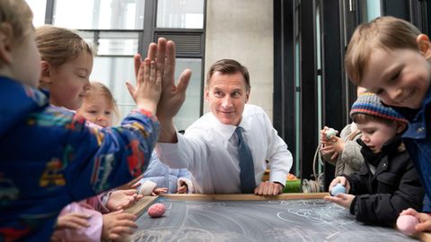 El ministro de Economia, Jeremy Hunt, visit� una guarder�a despu�s de anunciar que se duplicar�n las ayudas a los padres.