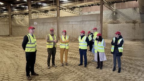 Lagerente de Galicia Calidade, Ana Mndez, y el alcalde de Mesa, Mariano Iglesias, visitaron Cermica Campo, que recibe el sello Galicia Calidade por su apuesta por la excelencia y la innovacin en la industria cermica gallega