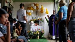 Funeral en La Guaira por dos v�ctimas de los se�smos, madre e hija, de 29 y 2 a�os.