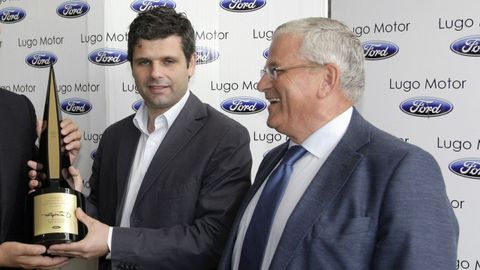 Genaro Saavedra (a la derecha), junto a su hijo Jenaro (izq), recibiendo un premio por parte de Ford Espa�a