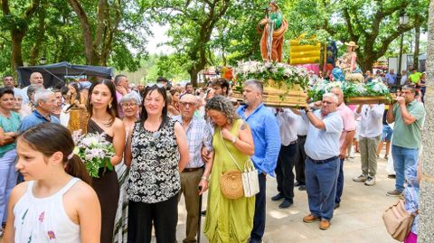 La procesi�n recorri� el �ra recreativa de Castrofeito de O Pino