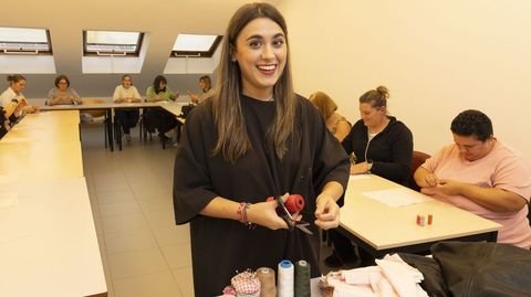 Primeros acercamientos a la costura, ayer, en A Laracha