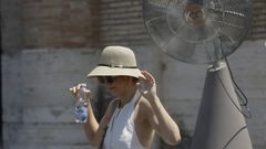 Una mujer se refresca ante un difusor de agua en Roma