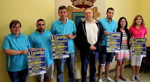 Representantes de la comisin larachesa, ayer, con el alcalde, Jos Manuel Lpez, y la edila Patricia Bello.