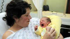 Una madre con su hijo reci�n nacido, tras dar a luz, en el �rea de obstetricia del CHUS, en foto de archivo