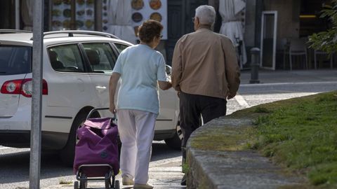 Dos personas de la tercera edad caminando por Santiago.