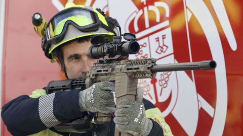Un bombero del SPEIS de Narn con el rifle de lucha contra las velutinas