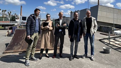 Juan Antonio Freije y Mara Jos Fernndez, tcnicos municipales; Jess Abad, concejal de Deportes, Salud y Proteccin contra Incendios; ngel Garca, alcalde de Siero, y Virginio Ramrez, director del Patronato Deportivo Municipal.