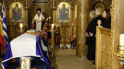 La infantas Elena (i) y Cristina (2i), en la catedral ortodoxa griega de San Andr�s y San Demetrio de Madrid.