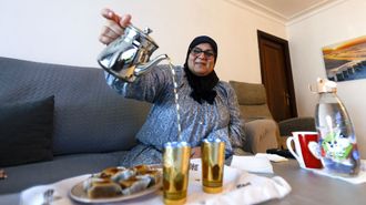 Saida, en el piso de Mar�n que comparte con su marido y sus tres hijos, sirviendo t� con pasteles de su tierra, Marruecos.