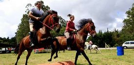 Los jinetes que se acercaron hasta Vimianzo participaron en juegos y exhibiciones a su llegada al Campo da Areosa.