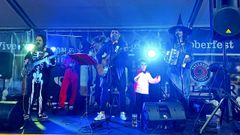 Una de las actuaciones de grupos locales que amenizaron este puente la carpa del Sama�n Fest