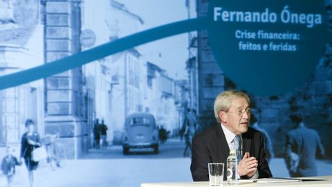 Fernando �nega, en una conferencia ofrecida en Lugo