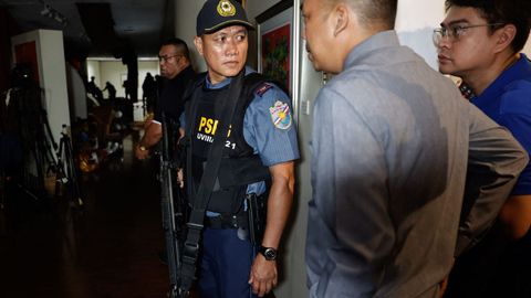 Agentes de la polic�a en guardia ante el tiroteo en el Senado