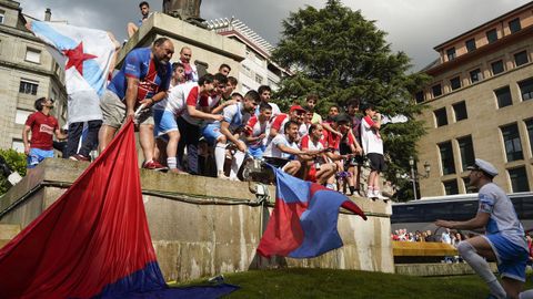 �Celebraste el ascenso de la UD Ourense?.La fiesta comenz� en Meis y se traslad� a la fuente de Concepci�n Arenal