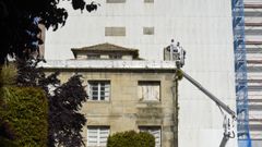 Operarios, el pasado 13 de mayo, retirando la chimenea de la antigua casa de maestros del CEIP �lvarez Limeses ante el riesgo de ca�da 