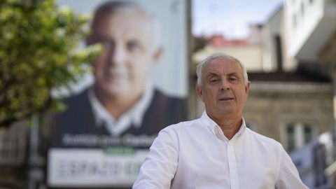 Pachi Vzquez, ante el cartel electoral del partido con el que se present a la alcalda de O Carballio en el ao 2019, Espazo Comn