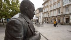 Estatua de �nxel Fole, coa praza do Campo Castelo ao fondo