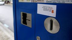 Pegatina en una m�quina de la ORA en Lugo