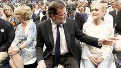 Lo genuino. Rajoy, que cerr� campa�a en Madrid con Esperanza Aguirre y Cristina Cifuentes, dijo que, frente a las ocurrencias e improvisaciones de los dem�s, se sabe qu� se vota cuando se vota al PP; mientras que �cuando se vota a otro se puede estar votando al PSOE sin que uno se entere�. 