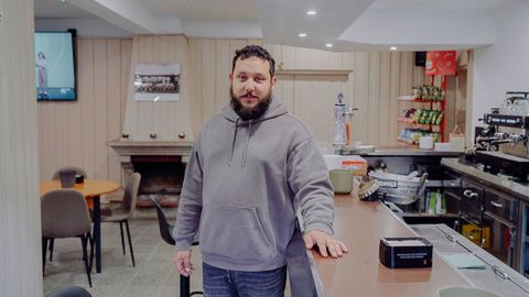 El hostelero Diego Veloso, en el reci&eacute;n reabierto bar Minero