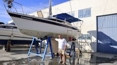 Daniel Bouza junto al velero que est� restaurando en el puerto de Sada.