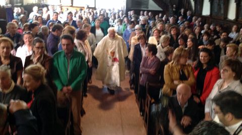 La iglesia, abarrotada, recibe al padre ngel.La iglesia, abarrotada, recibe al padre ngel