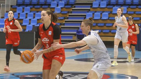 La ensinista Hennie Van Schaik trata de avanzar presionada por Rachel Howard, del Joventut.