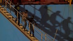 Momento en que desembarcan en Sicilia los migrantes rescatados por el Alexander Maersk