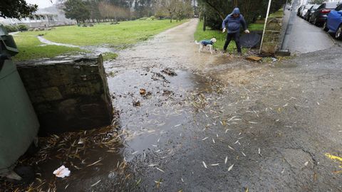 Charcos en el acceso al parque Pernas Pe�n desde la Avenida de Vilalba