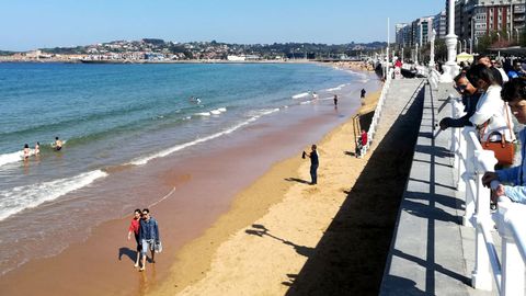 Paseantes en la playa de San Lorenzo de Gijn 