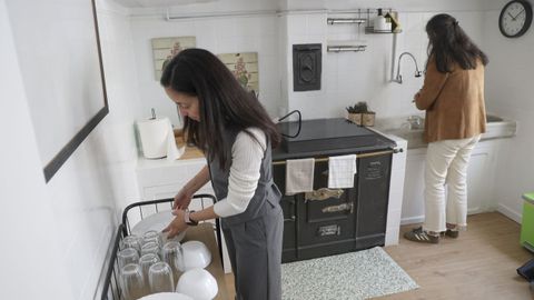 Araceli Allegue y Mara Fernndez, preparando la cocina del aula