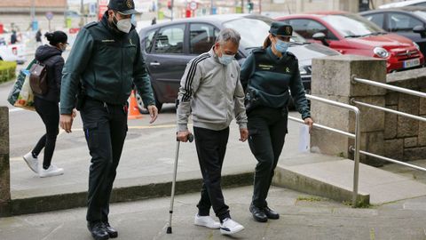 Domingo G. N. entrando este jueves en la Audiencia provincial, con una muleta