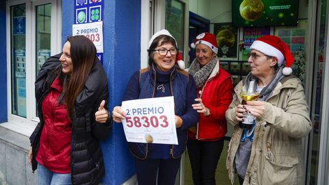 La duea de la administracin nmero 1 de Cudillero, donde se vendieron 10 dcimos a turistas por el verano, celebran la venta de dcimos del segundo premio del Sorteo Extraordinario de la Lotera Nacional de Navidad 