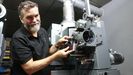 Jos� Luis Soto,�t�cnico de la Domus de A Coru�a, muestra una pel�cula rodada en IMAX.�La sala del museo cient�fico es la �nica de Galicia que dispone de esta tecnolog�a de proyecci�n en Galicia