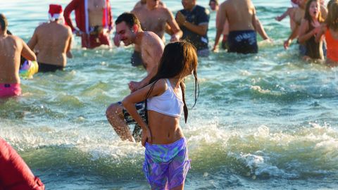 Chapuz�n para despedir el a�o en la playa de Silgar, en Sanxenxo