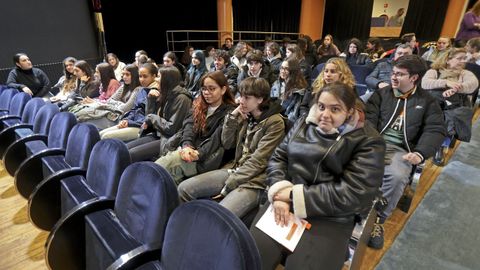 Alumnos del IES Valle Incln asisten a la lectura del manifiesto del 8M en el pleno de Pontevedra