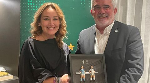 El Omonia es el primer club que recibe el futbol�n regalado por el Celta de manos de Mari�n Mouri�o.