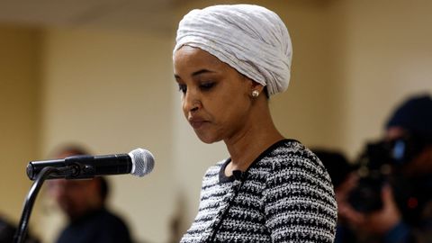 La congresista dem�crata Ilhan Omar quiso seguir hablando tras el ataque