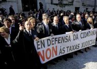 Protesta de abogados contra las tasas. En el centro de la pancarta est� Augusto P�rez Cepeda. 
