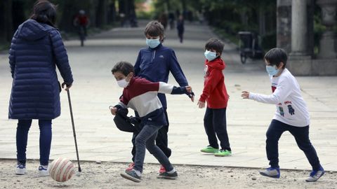 Imagen de archivo de unos nios con mascarilla jugando en la Alameda de Santiago