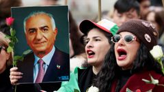 Manifestantes en Londres portando carteles del hijo del antiguo shah de Persia, Reza Pahlavi.
