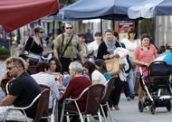 Terrazas en el centro de Monforte, donde est� vetado el mobiliario de marcas comerciales. 