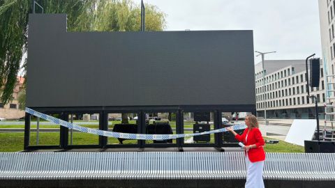 Luisa S�nchez frente a la pantalla precintada por la Polic�a Local