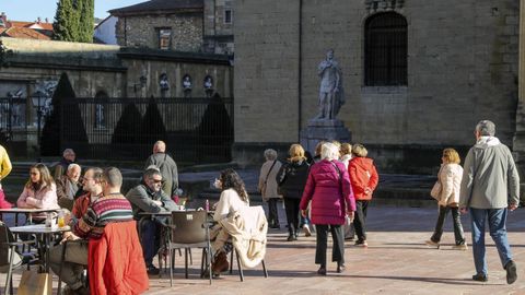 Paseantes en la plaza de la catedral de Oviedo