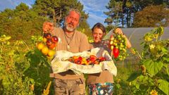 Francisco Gil junto a Sonia Rodríguez, responsables de los invernaderos Lúa de Dexo, en Oleiros.