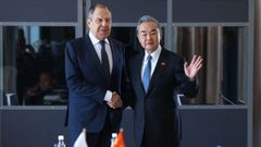 Los ministros de Exteriores de Rusia y China, Sergui Lavrov y Wang Yi, durante una entrevista en Sudfrica